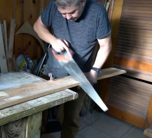 Corte de madera con serrucho para la banquita copia Cortando madera para la banquita, banco de madera