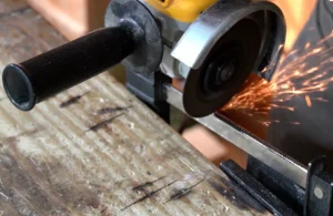 Haciendo las muescas que se borraron por el uso en el sargento de carpintero copia Haciendo las muescas al sargento de carpintero, con el esmeril angular