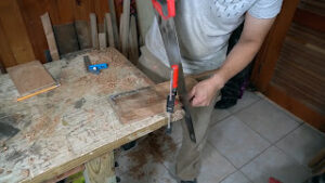Cortando la madera con serrucho