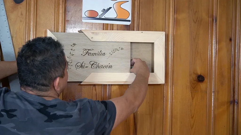 Marco de madera con compartimento oculto
