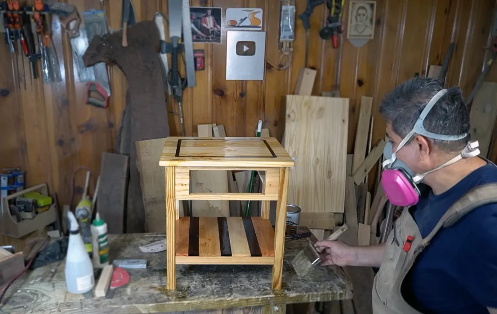 Aplicando protector y sellador a mesita de noche