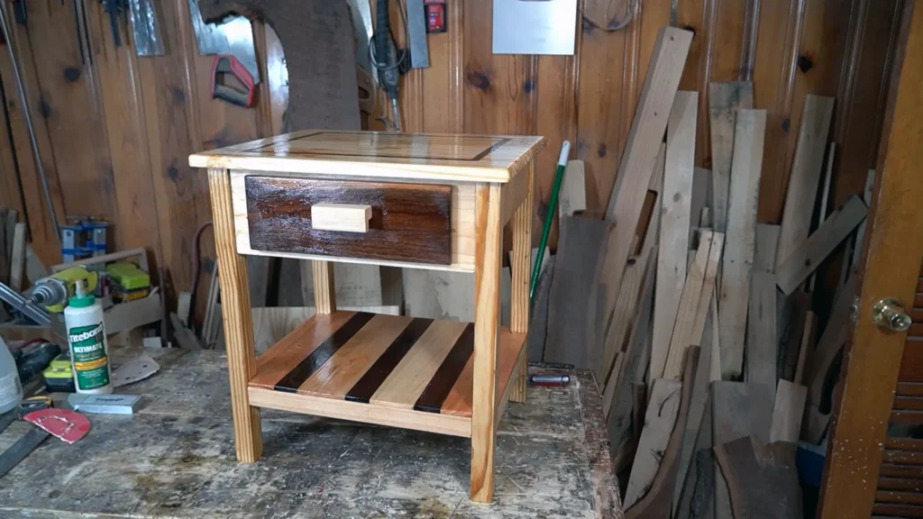 Mesita de noche con incrustaciones de nogal